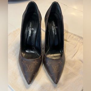 Louis Vuitton heels size 40